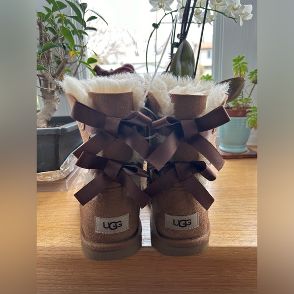 UGG SHOES| BAILEY BOW UGGS|COLOR TAN: SIZE 5 - Picture 4 of 16